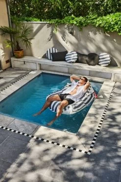 Fatboy Original Floatzac, Gewittergrau -Lassen Sie Ihre Gartenmöbel fließen. 02FATBOY Floatzac CirclePillowsKingpillows Moodpicture 2 role