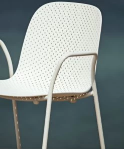 Hay Stuhl 13Achtzig, Grauweiß – Kreideweiß -Lassen Sie Ihre Gartenmöbel fließen. 13Eighty Armchair chalk white shell grey white base 02