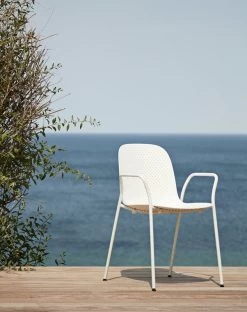 Hay Stuhl 13Achtzig, Grauweiß – Kreideweiß -Lassen Sie Ihre Gartenmöbel fließen. 13Eighty Armchair chalk white shell grey white base