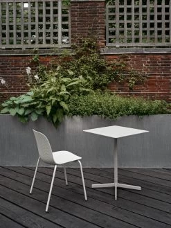 Hay Tisch Neu Quadratisch, Hellgrau -Lassen Sie Ihre Gartenmöbel fließen. 13Eighty Chair grey white steel base chalk white shell Neu Table Square light grey