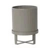 Ferm LIVING „Bau“ Pflanztopf, Klein, Warmgrau 2 Ferm LIVING „Bau“ Pflanztopf, Klein, Warmgrau -Lassen Sie Ihre Gartenmöbel fließen. 2023FermLiving2018 TH