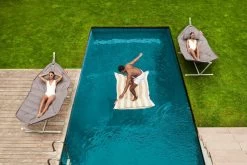 Fatboy Headdemock Superb, Nebelgrau/Hellgrau -Lassen Sie Ihre Gartenmöbel fließen. 27 FATBOY Floatzac Moodpicture AH WITHOUT MODEL 038 JOSHUA LR