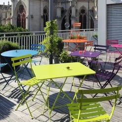 Bistro Metal Stuhl, 2 Stück, Zederngrün -Lassen Sie Ihre Gartenmöbel fließen. 47Fermob iso