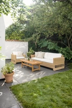 Carrie Sofa, Natur – Weiß 13 Carrie Sofa, Natur – Weiß -Lassen Sie Ihre Gartenmöbel fließen. 9155U 9355U Carrie 9464U Julian HF