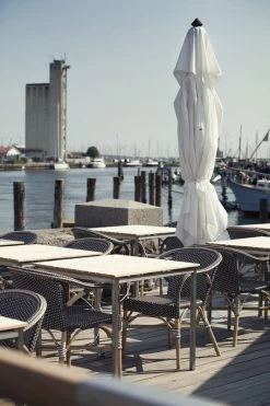 Madeleine Armlehnstuhl, Milchkaffeebraun 9 Madeleine Armlehnstuhl, Milchkaffeebraun -Lassen Sie Ihre Gartenmöbel fließen. 9187WHCP Madeleine KertemindeHavn