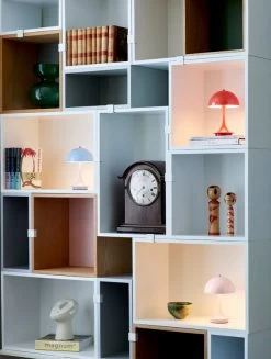 Louis Poulsen Panthella Portable V2 Tischleuchte, Opalgrau -Lassen Sie Ihre Gartenmöbel fließen. AW22 Panthella Portable Coral Pale blue Pale rose 09513