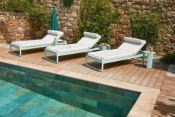 Bellevie Premium Sonnenliege, Acapulcoblau - Flannellgrau -Lassen Sie Ihre Gartenmöbel fließen. BELLEVIE BEBOP MENTHE GLACIALE DOMAINE SAINT SAUVEUR VISUEL2022 TOM WATSON 1