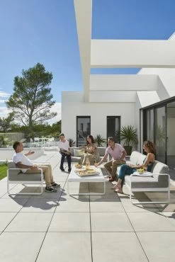 Bellevie 2-Sitzer-Sofa, Acapulcoblau - Flanellgrau 12 Bellevie 2-Sitzer-Sofa, Acapulcoblau - Flanellgrau -Lassen Sie Ihre Gartenmöbel fließen. BELLEVIE BLANC COTON AIX ALBUM2023 ANTHONY LANNERETONNE 1 3