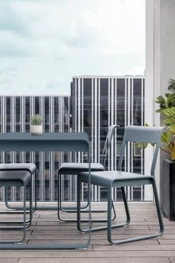 Bellevie Stuhl, Lakritzschwarz -Lassen Sie Ihre Gartenmöbel fließen. BELLEVIE GRIS ORAGE PARIS VISUEL2022 ROMAIN RICARD 1