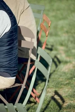 Bistro Metal Stuhl, Ockerrot 9 Bistro Metal Stuhl, Ockerrot -Lassen Sie Ihre Gartenmöbel fließen. BISTRO CACTUS MUSCADE OCRE ROUGE BAAK ALBUM2022 SEBASTIEN EROME