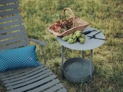 Bistro Metal Chaiselongue, Baumwollweiß -Lassen Sie Ihre Gartenmöbel fließen. BISTRO SALSA GRIS ORAGE VIGNES ALBUM2019 JEROME GALLAND 2