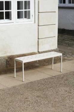 Hay Balcony Bank, 119,5 cm, Chalk Beige -Lassen Sie Ihre Gartenmöbel fließen. Balcony Bench chalk beige