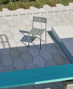 Hay Balcony Stuhl, Wüstengrün -Lassen Sie Ihre Gartenmöbel fließen. Balcony Chair desert green powder coated steel 01