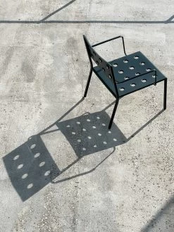 Hay Balcony Lounge-Armlehnstuhl, Anthrazit -Lassen Sie Ihre Gartenmöbel fließen. Balcony Lounge Armchair dark forest