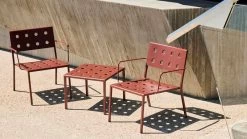 Hay Balcony Lounge-Armlehnstuhl, Rostrot -Lassen Sie Ihre Gartenmöbel fließen. Balcony Lounge Armchair iron red Balcony Low Table iron red