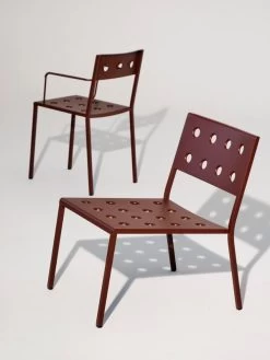 Hay Balcony Loungestuhl, Rostrot -Lassen Sie Ihre Gartenmöbel fließen. Balcony Lounge Chair iron red Balcony Armchair iron red