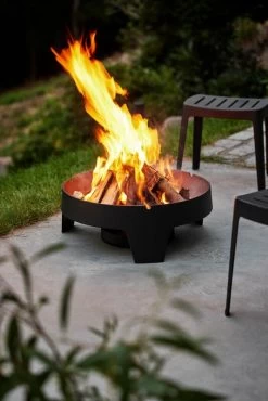 Ember Feuerschale, Klein, Schwarz -Lassen Sie Ihre Gartenmöbel fließen. Ember fire pit 3 1600px