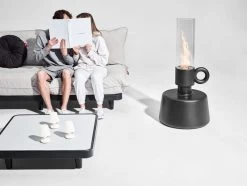 Fatboy Flamtastique XL Outdoor-Öllampe, Anthrazit 13 Fatboy Flamtastique XL Outdoor-Öllampe, Anthrazit -Lassen Sie Ihre Gartenmöbel fließen. FATBOY Flamtastique anthracitePaletti Moodpicture 02 Day 01 04683