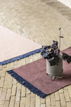 Ferm LIVING „Bau“ Pflanztopf, Klein, Warmgrau 8 Ferm LIVING „Bau“ Pflanztopf, Klein, Warmgrau -Lassen Sie Ihre Gartenmöbel fließen. FERM 7493