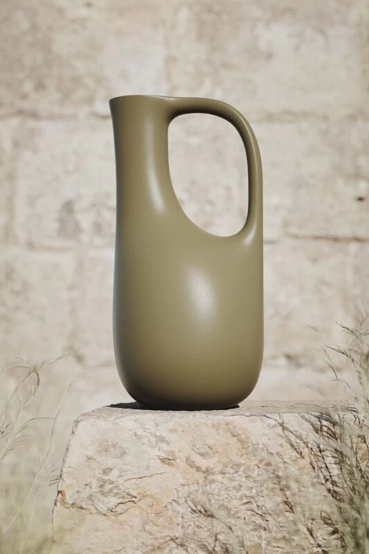 Ferm LIVING Liba Gießkanne, Olivgrün 3 Ferm LIVING Liba Gießkanne, Olivgrün – Bild 2