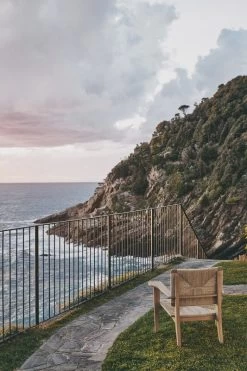 Gubi F-Chair Outdoor Loungesessel, Natur, Teakholz -Lassen Sie Ihre Gartenmöbel fließen. GUBI Gubi Goes Al Fresco F Chair