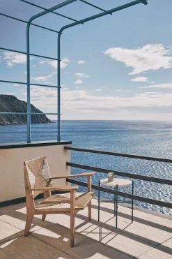 Gubi F-Chair Outdoor Loungesessel, Natur, Teakholz -Lassen Sie Ihre Gartenmöbel fließen. GUBI Gubi Goes Al Fresco TS F Chair