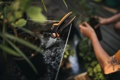 Fiskars X-Series Bypass-Astschere L, P961 -Lassen Sie Ihre Gartenmöbel fließen. Gardening Environmental X Series Pruner Bypass P961 1057175 02