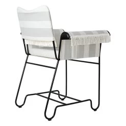 Gubi Tropique Stuhl Mit Fransen, Klassisches Schwarz - Leslie Stripe 10 Gubi Tropique Stuhl Mit Fransen, Klassisches Schwarz - Leslie Stripe -Lassen Sie Ihre Gartenmöbel fließen. Gubi 2023 B3Q Tropique Dining Chair with Fringes Black Frame Leslie Stripe 20
