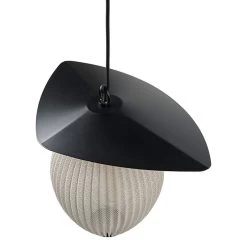 Gubi Satellite Outdoor Pendelleuchte, 22 cm, Schwarz - Cremeweiß -Lassen Sie Ihre Gartenmöbel fließen. Gubi 2023 DTL Satelite Pendant 2 Cream White Semi Matt