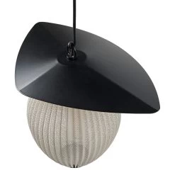 Gubi Satellite Outdoor Pendelleuchte, 27 cm, Schwarz - Cremeweiß 9 Gubi Satellite Outdoor Pendelleuchte, 27 cm, Schwarz - Cremeweiß -Lassen Sie Ihre Gartenmöbel fließen. Gubi 2023 DTL Satelite Pendant 7 Cream White Semi Matt