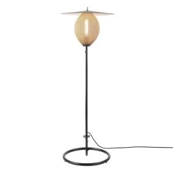 Gubi Satellite Outdoor Stehleuchte, Schwarz - Cremeweiß -Lassen Sie Ihre Gartenmöbel fließen. Gubi 2023 FRT2 Satelite Floor Lamp 2 Cream White Semi Matt on