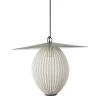 Gubi Satellite Outdoor Pendelleuchte, 22 cm, Schwarz - Cremeweiß -Lassen Sie Ihre Gartenmöbel fließen. Gubi 2023 FRT Satelite Pendant 2 Cream White Semi Matt Off