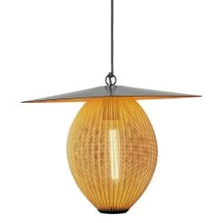 Gubi Satellite Outdoor Pendelleuchte, 27 cm, Schwarz - Senfgold -Lassen Sie Ihre Gartenmöbel fließen. Gubi 2023 FRT Satelite Pendant 7 Mustard Gold Semi Matt On