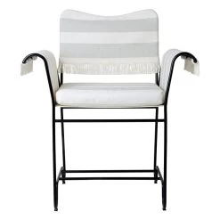 Gubi Tropique Stuhl Mit Fransen, Klassisches Schwarz - Leslie Stripe 13 Gubi Tropique Stuhl Mit Fransen, Klassisches Schwarz - Leslie Stripe -Lassen Sie Ihre Gartenmöbel fließen. Gubi 2023 FRT Tropique Dining Chair with Fringes Black Frame Leslie Stripe 20