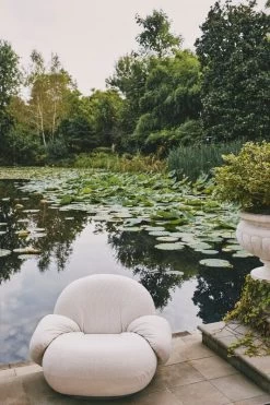 Gubi Pacha Outdoor Loungesessel Mit Armlehne, Schwenkfuß, Lorkey 40 13 Gubi Pacha Outdoor Loungesessel Mit Armlehne, Schwenkfuß, Lorkey 40 -Lassen Sie Ihre Gartenmöbel fließen. Gubi Goes Al Fresco Pacha