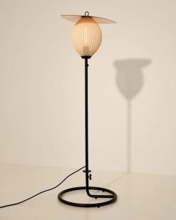 Gubi Satellite Outdoor Stehleuchte, Schwarz - Cremeweiß -Lassen Sie Ihre Gartenmöbel fließen. Gubi SATELITE LAMP 6