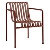 Hay Palissade Armlehnstuhl, Rostrot -Lassen Sie Ihre Gartenmöbel fließen. HAY Palissade Dining Armchair iron red