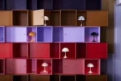 Louis Poulsen Panthella Portable V2 Tischleuchte, Opalgrau -Lassen Sie Ihre Gartenmöbel fließen. LP SS22 Panthella Portable Wall 09144A