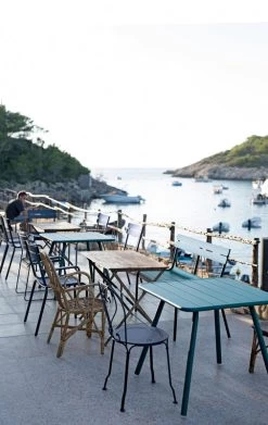 Luxembourg Sessel, Lakritzschwarz -Lassen Sie Ihre Gartenmöbel fließen. LUXEMBOURG 1900 BLEU ACAPULCO IBIZA ALBUM2019 TOM WATSON