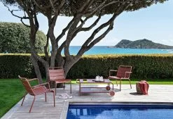 Luxemburg Armlehnstuhl, Niedrig, Anthrazit -Lassen Sie Ihre Gartenmöbel fließen. LUXEMBOURG OCRE RAMATUELLE RESIDENTIAL DESIGNER2021 NICOLAS MATHEUS