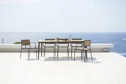 Less Sessel, Stapelbar, Grau - Französisches Geflecht Natur 11 Less Sessel, Stapelbar, Grau - Französisches Geflecht Natur -Lassen Sie Ihre Gartenmöbel fließen. Less chair lavagrey french weave core table 210x1001 f7