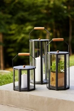 Lightlux Laterne Mit Teakholzgriff, L, Lavagrau -Lassen Sie Ihre Gartenmöbel fließen. Lightlux lantern 2
