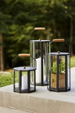 Lightlux Laterne Mit Teakholzgriff, S, Lavagrau -Lassen Sie Ihre Gartenmöbel fließen. Lightlux lantern