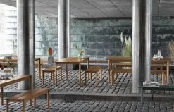 Muuto Linear Steel Tisch, 140 X 75 Cm, Dunkelorange -Lassen Sie Ihre Gartenmöbel fließen. Linear Steel Table Bench Burnt Orange Dark Green Silent Platform Corky Muuto Org