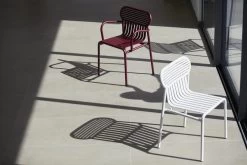 Week-end Brückenstuhl, Burgunderrot -Lassen Sie Ihre Gartenmöbel fließen. M0740109 M0740301 weekend chair bridge white burgundy 28C29Ola Rindal lifestyle HD28129