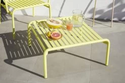 Week-end Loungesessel, Gelb -Lassen Sie Ihre Gartenmöbel fließen. M0740508 M0741008 weekend armchair coffee table yellow 28C29Ola Rindal lifestyle HD28229