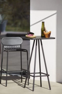 Week-end Hoher Hocker, Schwarz -Lassen Sie Ihre Gartenmöbel fließen. M0740901 M0741401 weekend high stool and table black 28C29Ola Rindal lifestyle HD28129