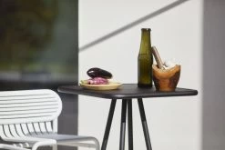 Week-end Hoher Hocker, Weiß 13 Week-end Hoher Hocker, Weiß -Lassen Sie Ihre Gartenmöbel fließen. M0740909 M0741401 weekend high stool and table white black 28C29Ola Rindal lifestyle HD28129