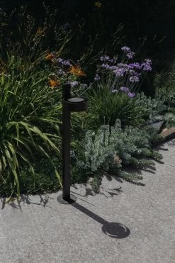 Marset Plaff-On B IP65 Pollerleuchte, Schwarz 7 Marset Plaff-On B IP65 Pollerleuchte, Schwarz -Lassen Sie Ihre Gartenmöbel fließen. MARSET HR PLAFF ON BOLLARD WITH AMBIANCE