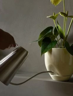 Menu Hydrous Gießkanne, Stahl 13 Menu Hydrous Gießkanne, Stahl -Lassen Sie Ihre Gartenmöbel fließen. MENU Hydrous Planter Hydrous Watering Can